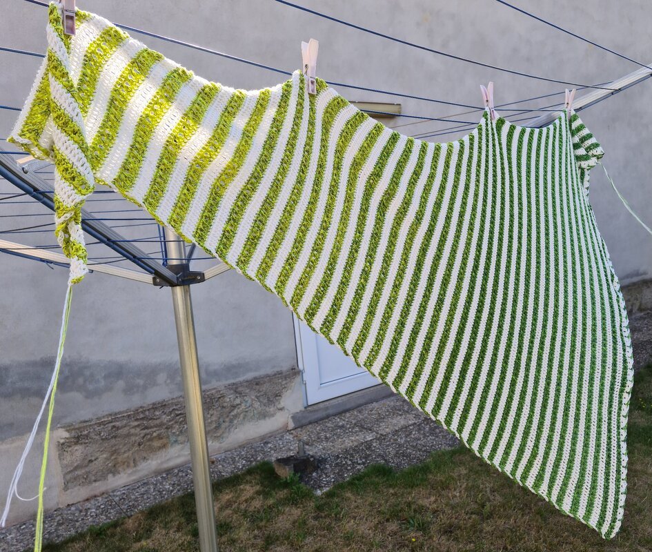 "Magic Strip 1.0" gehäkeltes Dreieckstuch / Schal / Stola