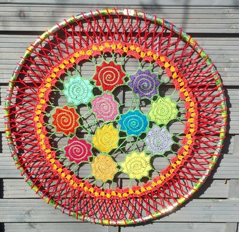 Eine gut verständliche Anleitung. Da mein Ring aber größer ist, habe ich mehr Blumen gearbeitet und auch in die Mitte Blumen gesetzt, anstatt
hin und her zu spannen. Das brauchte ich dann nur noch in den kleinen Zwischenräumen. Allerdings mit Luftmaschenketten.
Danke Petra, für Deine tolle Idee.