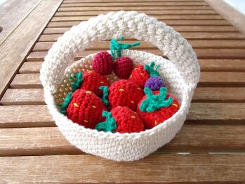 Nun ist mein Beerenkörbchen fertig und damit das erste Weihnachtsgeschenk. Da ich es für meine kleine Enkelin gehäkelt habe, hab ich mich auf die größeren Beeren beschränkt und hauptsächlich Erdbeeren und ein Kirschenpaar gehäkelt. Sie ist im März erst 2 gewesen und deshalb warte ich damit noch bis sie fast 3 ist. Eine süße Idee, auch um Wollreste zu verbrauchen.