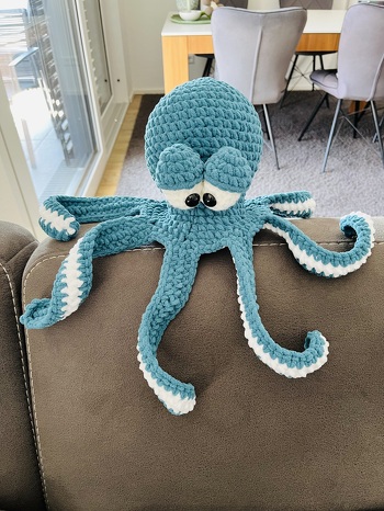 Mit dickem Chenillegarn gehäkelt und einer 6er Nadel. Ergebnis kann sich sehen lassen.