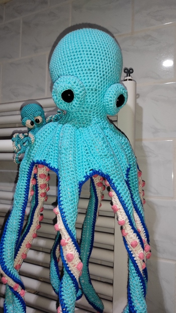 Die kleine Krake musste ich einfach häkeln nachdem ich sie hier entdeckt habe. Die Anleitung war schnell runtergeladen und die Wolle hatte ich mir auch schon bereit gelegt. Ich hatte sehr dünne Wolle gewählt, so dass es sehr friemelig war mit den ganzen Tentakeln, aber die Arbeit hat sich gelohnt: es ist ein so süßes kleines Kerlchen herausgekommen. Er ist noch ein wenig schüchtern und versteckt sich hinter seinem großen Bruder wie man auf dem Foto sehen kann :-) Danke für diese tolle und verständliche Anleitung, die auch für Anfänger geeignet ist.