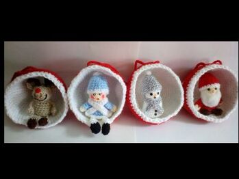 Sehr schöne Anleitung. Materialangaben perfekt.
Leider passten , trotz gleicher Wolle, die Figuren passten nur knapp in die Kugeln,
Dem Kugelrand habe ich mit Draht verstärkt, da beim Hängen sich die Kugeln sonst verziehen. Es hat Spaß gemacht.