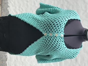 Diese Jacke hab ich bereits 2x gemacht und hab sie gerade ein drittes Mal in Arbeit. Die Passform ist super. Egal, wer die Jacke probiert, sie passt. Die Schneiderpuppe hat Größe 44/46.
Verwendetes Material: Cella Linie 389 von ONline Wolle. Wie immer eine tolle Anleitung von Petra Perle. Ganz einfach nachzuarbeiten.