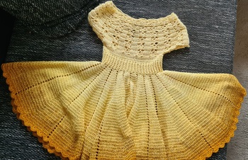 Meine Tochter hat sich ein Kleid in gelb gewünscht u. ich fand das Design einfach toll. Die Anleitung war auch verständlich u. umsetzbar. Ich bin kein Profi im Häkeln (1 Jahr Erfahrung)