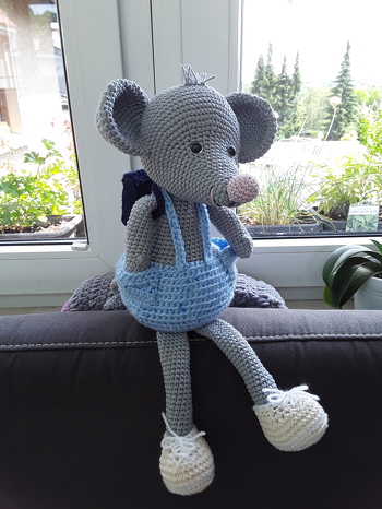 Danke für die Anleitung, hat gut geklappt. Die Maus hab ich für einen Schulanfänger gehäkelt. Wird oben auf der Zuckertüte sitzen.