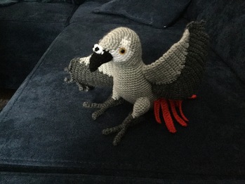 Der Papagei ist ein Geschenk für eine liebe Freundin. Die Anleitung ist gut geschrieben. Nur mit den Füßen hatte ich so meine Probleme...