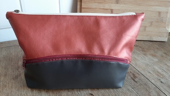 Das ist wirklich eine tolle Anleitung. Ich habe bereits 3 große und eine kleine 'Curve' genäht. Dieses hier ist mein Lieblingstäschchen geworden. Alles ist wirklich gut erklärt. Das Zusammennähen des Oberstoffes am Übergang zum Futter ist ein bisschen knifflig für Anfänger finde ich. Man weiß nicht so recht in welche Richtung man den Oberstoff falten soll ????. Mit ein wenig rumprobieren hab ich den Dreh aber jetzt raus.