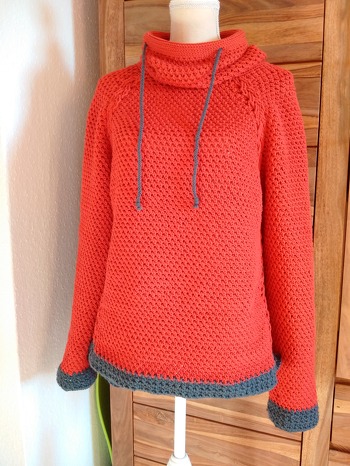 Die Anleitung liest sich für MICH am Anfang etwas wirr, aber wenn man erstmal dahinter gestiegen ist, geht's fast von alleine. Ich fand dieses Muster und die Raglan-Zöpfe, die sogar bis nach unten lang laufen super genial. Sehr gut ausgedacht. Vielen Dank für die Idee.