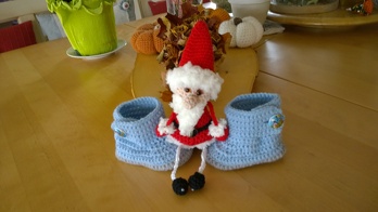 So jetzt ist auch noch der Nikolaus geschafft und der zweite sitzt schon auf der Nadel.
Danke für die wunderschöne Anleitung Gruß Rosi