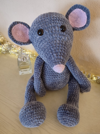 Gute Anleitung mit sehr schönem Ergebnis. 👍
Ich habe mit Katia Bambi und Nadelstärke Nr.4 gearbeitet. Für die Ohren und die Nasenspitze habe ich Schachenmayr Catania, in rosa benutzt. Am Ende ist meine Maus damit ca. 45cm groß geworden.