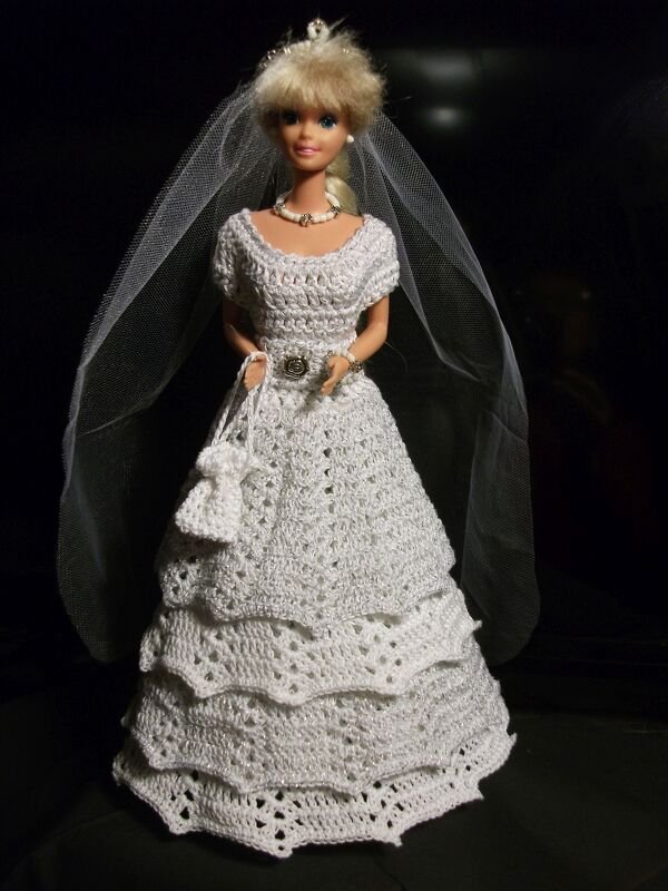 Häkelanleitung: Traumhaftes Prinzessinnenkleid für kleine Anziehpuppen