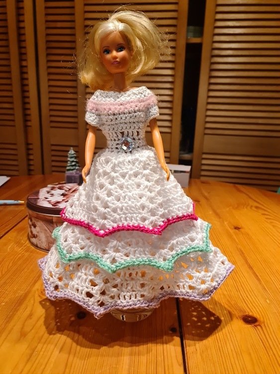 Häkelanleitung: Traumhaftes Prinzessinnenkleid für kleine Anziehpuppen