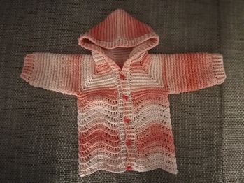 Meine erste gehäkelte Babyjacke. Hat Spaß gemacht, sie zu häkeln.