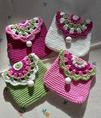 ...die kleinen Täschchen verschenke ich sehr gern, es macht viel Spaß sie zu häkeln 💕