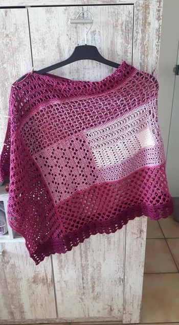 Halli-Hallo. Ich durfte die letzten Wochen für Nomis-Valent dieses tolle Teil probehäkeln. Das Häkeln hat mega Spass gemacht, vorallem wenn man experimentierfreudig ist. Kann ich nur wärmstens empfehlen. Die Anleitung ist super aufgebaut, strukturiert in Wort und Bild nebst Häkelschriften zu den Mustern. Und ich selber häkel gerade mal seit letztem Jahr! Mein Tuch hat eine Endgröße gespannt von 140x60 cm erreicht. Das schöne ist, dass die Endgröße variabel ist. Ihr bestimmt diese vorher selbst! Verhäkelt habe ich hier den 4-fähigen 4/4-Dreiecktuch-Bobbel „Himbeertraum“ aus der ersten von 3 kompletten Serien mit 1000m LL und NS 3.5. Viel Spaß all denen, die sich für das „etwas andere“ entscheiden.