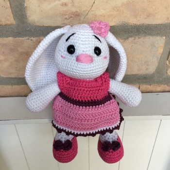 Hallo, heute möchte ich mal meine kleine Hasendame zeigen, gehäkelt aus 100% Baumwolle, ich mag sie :-) Die Ohren sind tatsächlich ganz schöne Garnschlucker, aber ansonsten sehr schöne Anleitung, DANKE