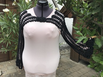 Verwendetes Material: Sandy big Linie 341 von ONline Wolle.
Die Schneiderpuppe hat Größe 44/46. Tolle Anleitung. Sehr einfach und schnell nachzuarbeiten.