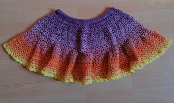 Ich habe ca. 1000Lm, 4fädig verarbeitet, für die Größe 146.