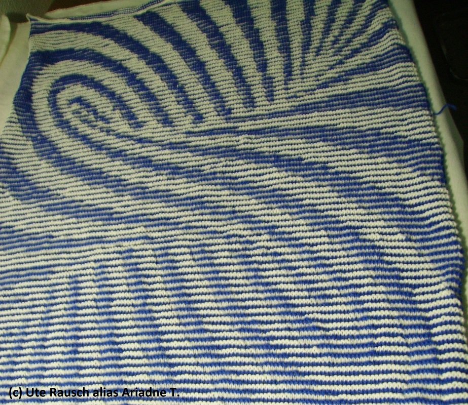 Seelenwärmer "Wirbel" in Illusionsstricktechnik
