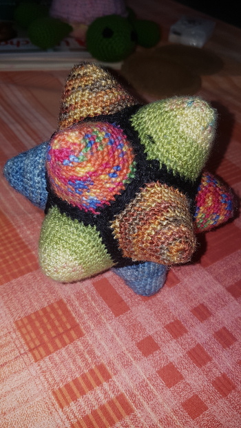 Es hat mir sooo viel Spaß gemacht diesen Greifball zu häkeln 😀🤩😍
Ich habe noch eine Rassel mit rein gemacht.
Super Anleitung und leicht zu verstehen.
Vielen Dank 😊