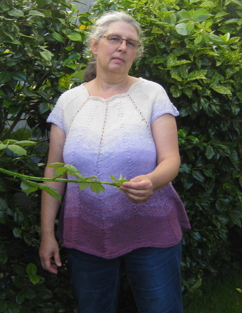 Super Anleitung! Verständlich erklärt. Allerdings war mir der Ausschnitt etwas weit ich hab dann mit der kleineren Größe angefangen und gestrickt bis ich genug Maschen  für Gr. 46 hatte.
Danke für die Klasse Anleitung!