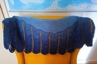 Die Anleitung war klar verständlich. Habe es aus einem Bobbelrest etwas kleiner gemacht (ein paar Mustersätze weniger):  Größe ca. 140 x 40 cm Verbrauch: 140g, lässt sich gut um die Schultern hängen -
Sommerfeeling!
