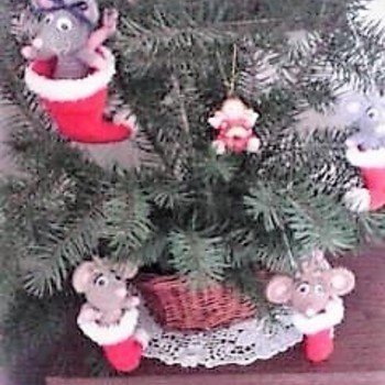 Die Mäuschen haben sich sehr gut häkeln lassen. Eine sehr schöne Deko zur Weihnachtszeit.
Die Anleitung ist sehr ausführlich und verständlich. Danke und gerne wieder