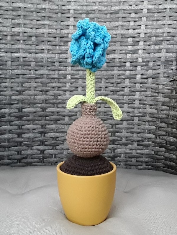Gehäkelte Blumenzwieblen im Tontopf