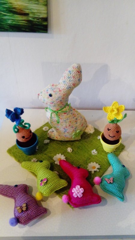 Gehäkelte Blumenzwieblen im Tontopf