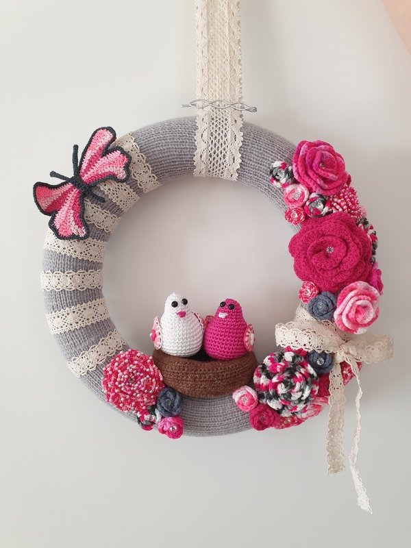 Türkranz aus Wolle mit gehäkeltem Vogelpärchen