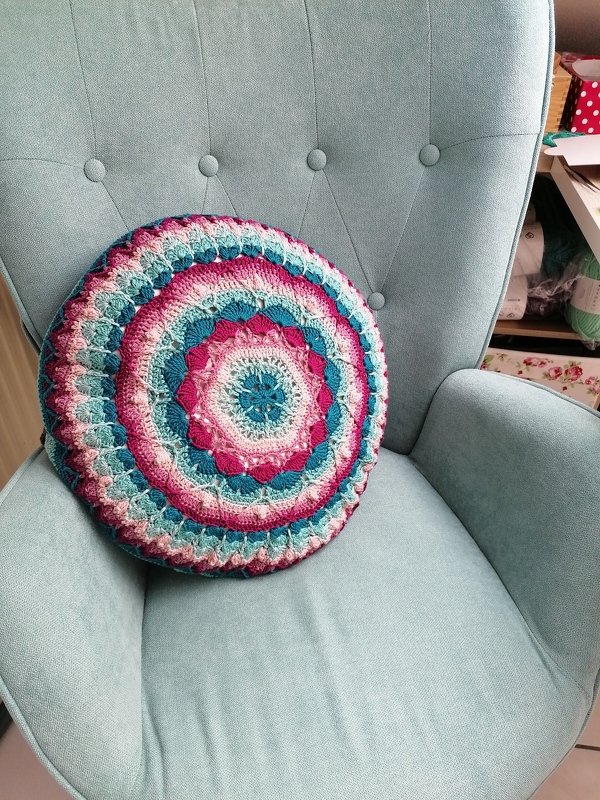 Gehäkeltes Mandalakissen