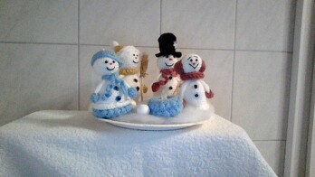 Meine Schneemannfamilie ist noch rechtzeitig fertig geworden. Hat sich sehr gut häkeln lassen, ist ja auch eine ganz prima Anleitung. Danke