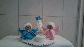 Meine Winterlandschaft mit den Engeln ist fertig, hat sich sehr gut häkeln lassen. Die Anleitung war ja sehr gut und schön ausführlich. Gerne wieder
