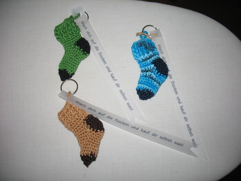 Beim durchschen von deinem Shop merke ich erst was ich alles schon von Dir gemacht habe. Der Renner im Jahr 2017 waren die kleinen Socken und die Handschuhe als Schlüsselanhänger. Gruß Rosi G.