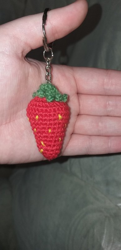 Häkelanleitung Erdbeere mit Blüte - Schlüsselanhänger - 2 Varianten