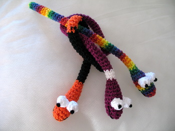 Ja die beliebten Knotenknilche für einen Gutschein , Geld oder für die Kleineren als Rollenspielzeug sie sind immer gut angekommen und machen mir immer noch Spaß zum häkeln.Ich hab sie auch schon abgwandelt als Schlüsselanhänger oder als Stiftehocker. Gruß Rosi