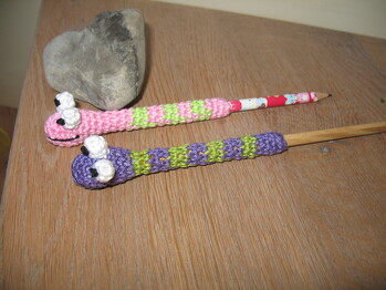 Meine geliebten Knotenknilche in Abwandlung als Stiftehocker.
Wird von den Kids immer wieder gewünscht.