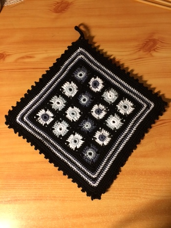 Eine etwas aufwendige Art - Topflappen
Aber die Mühe lohnt sich , das Ergebnis ist einfach Klasse.