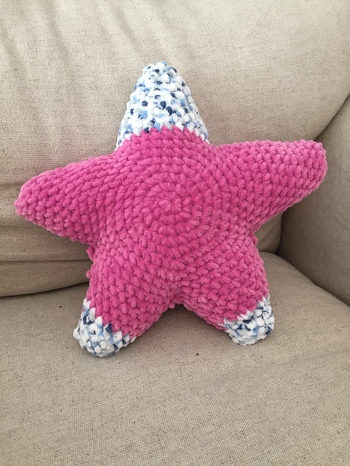 Der eine Arm ist etwas zu groß geraten und das mit den Füßen hat auch nicht ganz geklappt, aber meinem Sohn gefällt er :) Farben hat er ausgesucht und ein Gesicht wollte er auch nicht.