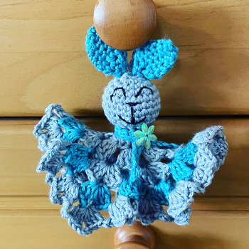 Mein erstes Mini Schnuffeltuch für meine Kollegin zu Ostern! Hat super geklappt. Nur das Gesicht aufsticken klappt bei mir nie so gut. Hoffentlich freut sich meine Kollegin.