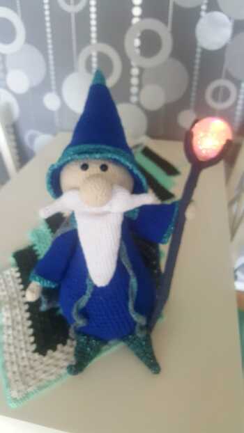 Hab mich verliebt .Die Beschreibung ist mit vielen Bildern und sehr gut beschrieben.
Auch für Anfänger sehr gut erklärt.Mein Zauberer habe ich nach Irland verschickt.
Meine Sohn fragte mich wo ich diesen gekauft habe ,er ist super gut angekommen.
Jetzt möchte mein Mann auch einen haben.Vielen lieben Dank