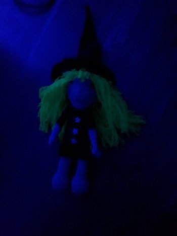 HEXE Mila im Schlaflook mit Pantoffeln, KuschelMietze und Besen