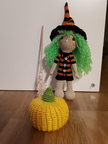 HEXE Mila im Schlaflook mit Pantoffeln, KuschelMietze und Besen