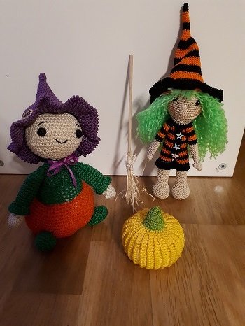 hier ist schon mal meine Hexe, Hausschuhe bekommt sie noch. Sie ist in guter Gesellschaft (AL auch von CP). Den Kürbis fand ich bei Youtoube. Ich finde, die Hexe ist mir doch gut gelungen. Für die Haare hatte ich noch Neon-Wolle, das leuchtet toll im Dunkeln.
Dankeschön für die tolle AL, hat großen Spaß gemacht.