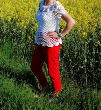 Ich habe das tolle Teilchen ohne Ärmel gemacht, weil mir die längeren Ärmel zu unbequem waren. Verbraucht habe ich 5 Knäuel Baumwollgarn von Lana Grossa verbraucht.