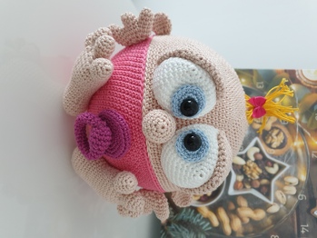 Hat prima geklappt. Allerdings ist die Kugel hier 16 cm im Durchmesser und es wurden 2 Reihen mehr gehäkelt