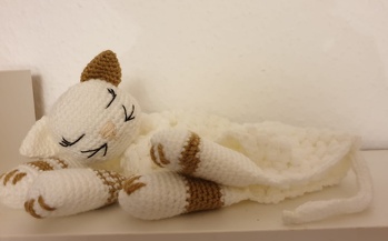die Anleitung ist äußerst liebevoll gestaltet. Es hat Spaß gemacht danach zu arbeiten. Lediglich beim Schwanz hatte ich große Probleme. Dieser wurde trotz aller Anstrengung immer bollig. Das heißt, es wollte mir nicht gelingen mit der geringen Maschenzahl gleichmäßige Runden zu häkeln. Ich habe mir dann einen Ausweg gesucht und einen i-cord gestrickt. Jetzt ist der Schwanz gleichmäßig und ich finde auch sehr passend.
Danke für die schöne Anleitung! Dieser Kauf hat sich gelohnt!