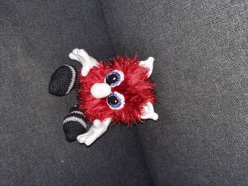 Das ist Mr. Knorre. Er dient mir als Anti-Stress-Knautsch-Kugel. Die Anleitung ist verständlich geschrieben. Aber die Fransenwolle hat mich vor eine große Herausforderung gestellt. Umso glücklicher bin ich über das Ergebnis. Herzlichen Dank!