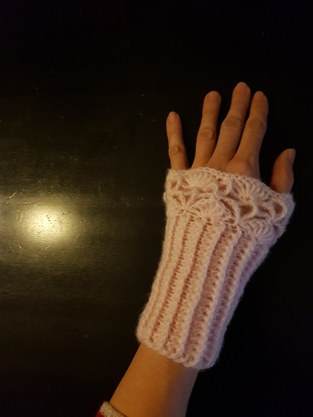 Hat mit meiner Erfahrung super geklappt. Beim zweiten Paar habe ich die Anleitung schon nicht mehr benötigt. Hier mit Mohair - Restwolle gehäkelt Nadelstärke 4