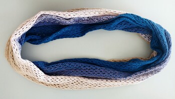 Super einfach zu machen und angenehm zu tragen.
Bobbel: Cotton Kings Twirls
Farbe: Blue Sandstone (4)